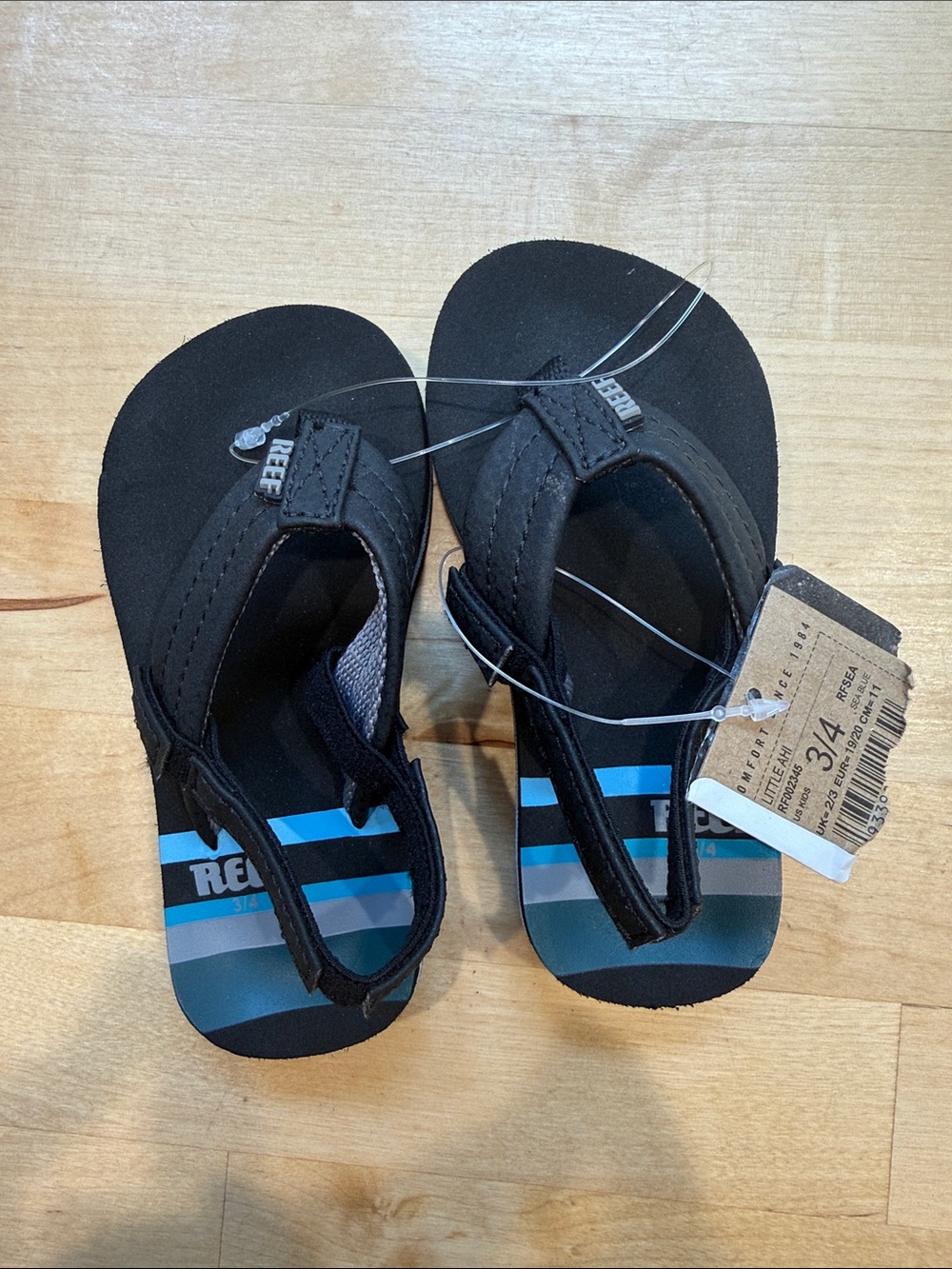 Reef Kids Black Flip Sandals with Blue Stripe Accents Size 3/4